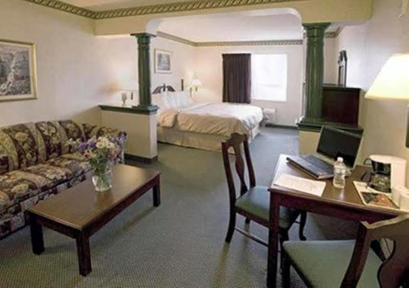 Comfort Suites Downtown ווינדזור מראה חיצוני תמונה