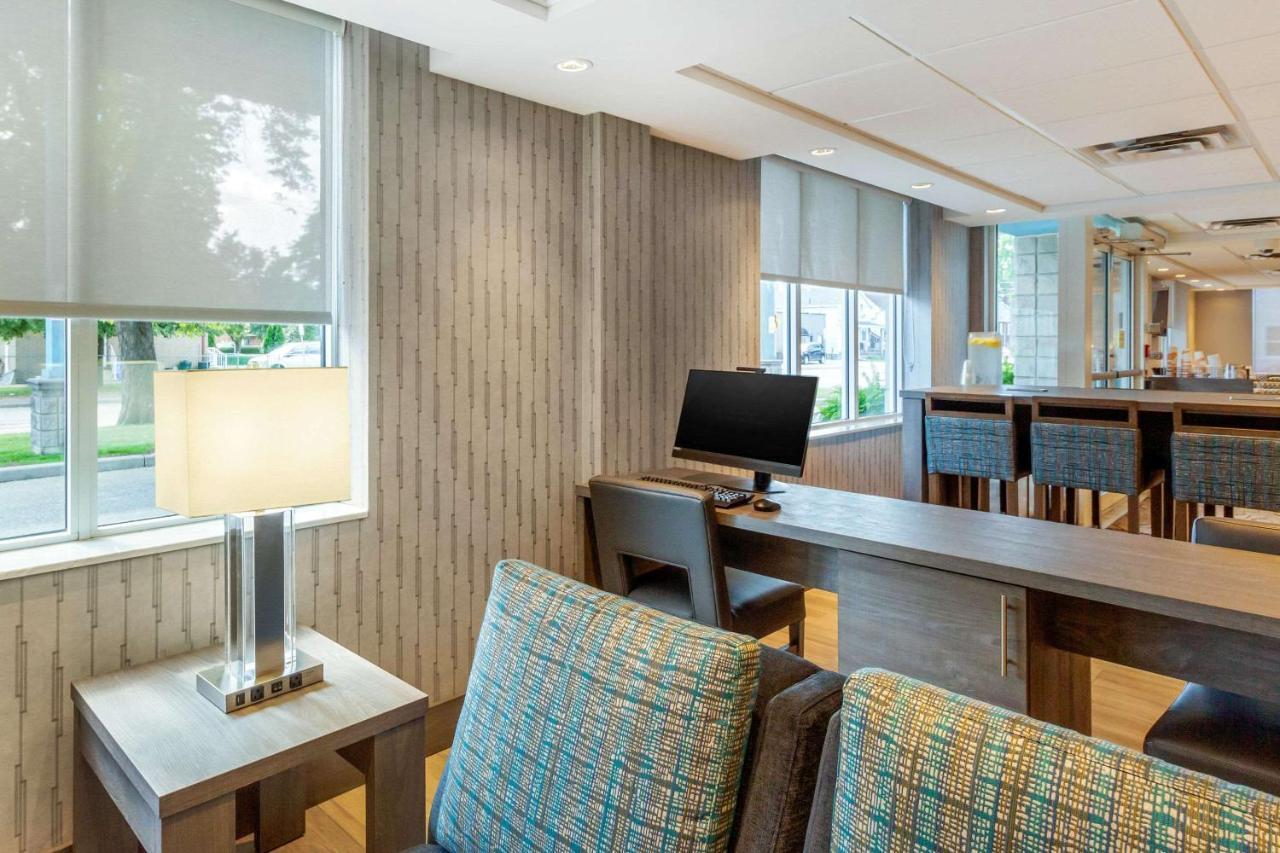 Comfort Suites Downtown ווינדזור מראה חיצוני תמונה